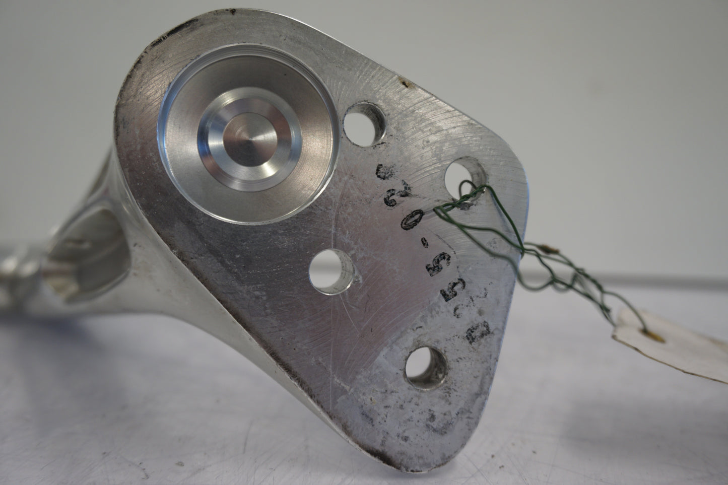 Snett nerifrån på Styre från en BMW R 1150 RT -2003 motorcykel.