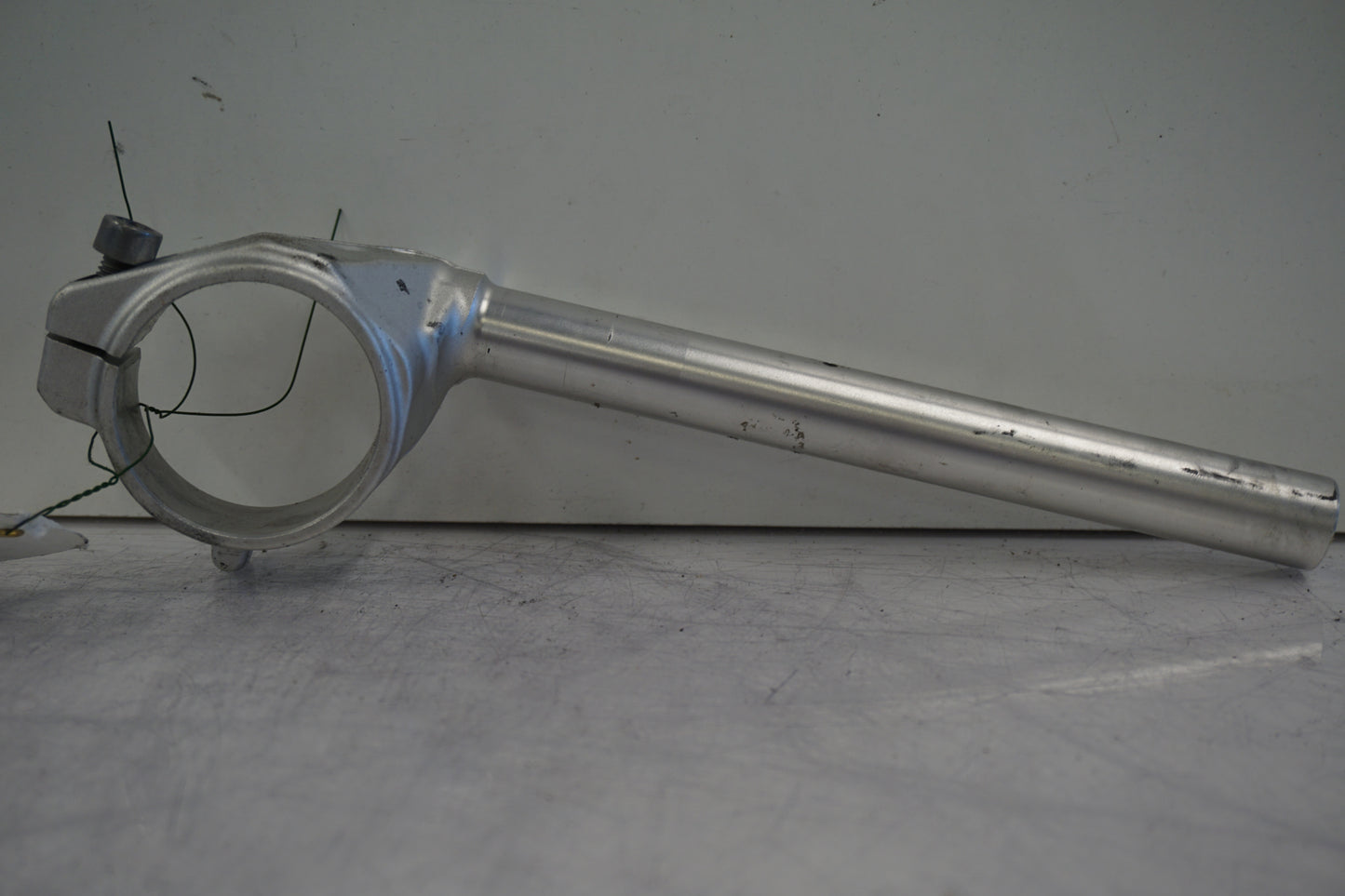 Snett uppifrån på Styre från en BMW S 1000 RR -2010 motorcykel.