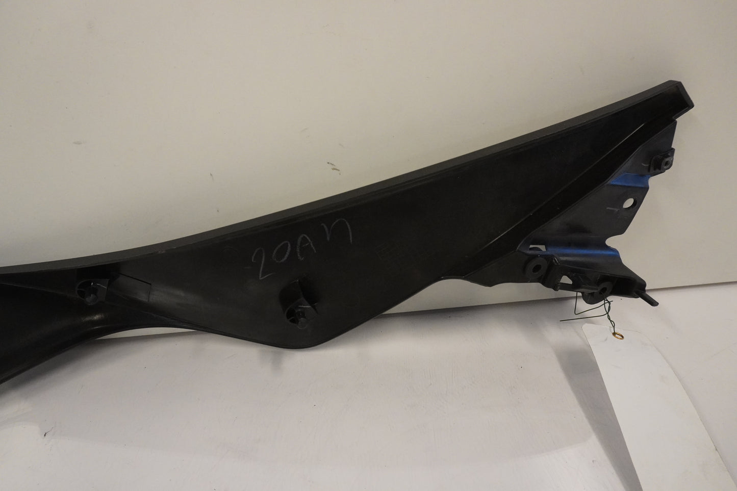 Vänster sida på Bensintankskåpa från en Kawasaki Ninja 300 -2013 motorcykel.