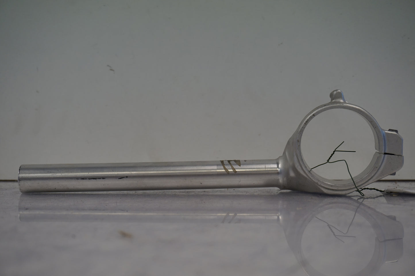 Snett uppifrån på Styre från en BMW S 1000 RR -2010 motorcykel.