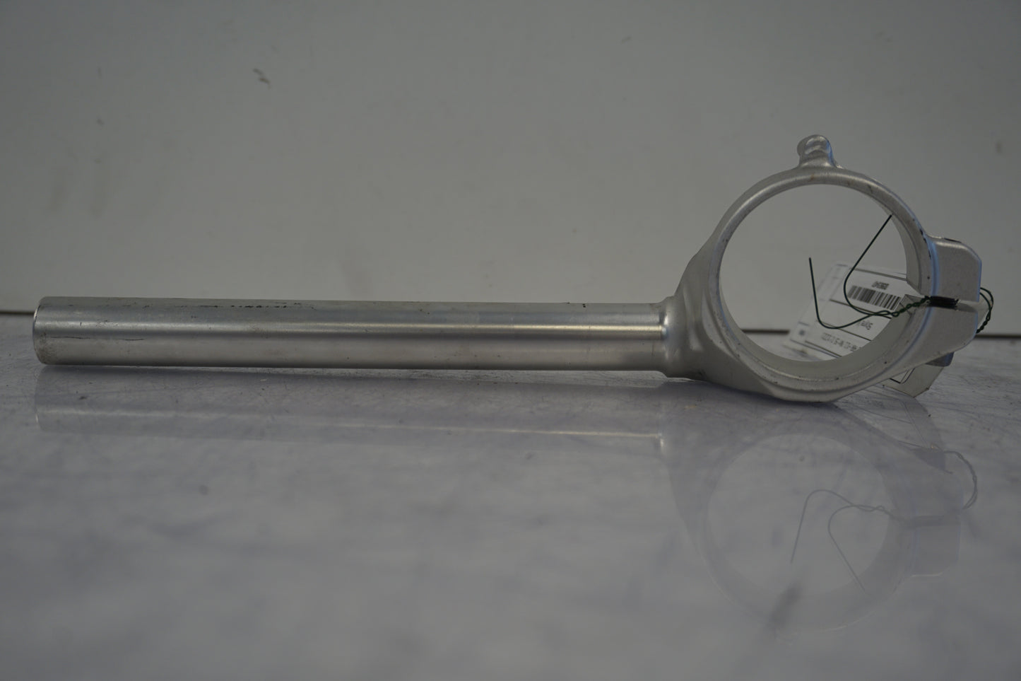 Snett nerifrån på Styre från en BMW S 1000 RR -2011 motorcykel.