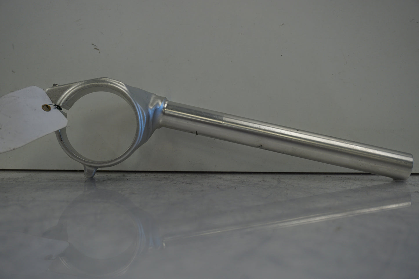 Snett nerifrån på Styre från en BMW S 1000 RR -2010 motorcykel.