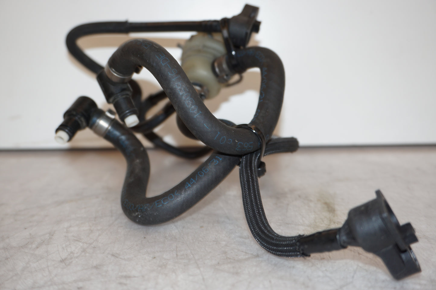 Snett nerifrån på Bensinledning från en BMW R 1200 R -2007 motorcykel.