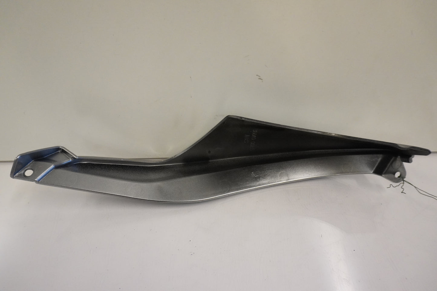 Vänster sida på Bakvinge från en Kawasaki Versys 650 -2007 motorcykel.