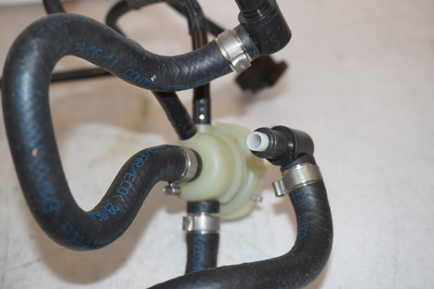 Snett uppifrån på Bensinledning från en BMW R 1200 R -2007 motorcykel.