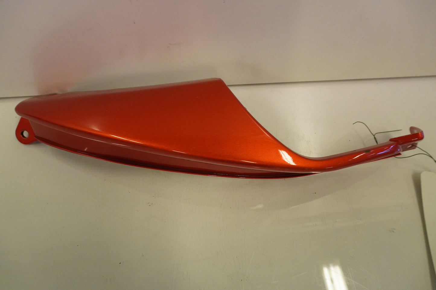 Vänster sida på Bakvinge från en Kawasaki Versys 650 -2007 motorcykel.