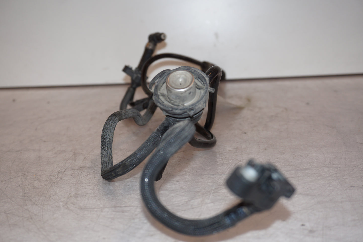 Snett uppifrån på Bensinledning från en BMW R 1200 GSA -2008 motorcykel.