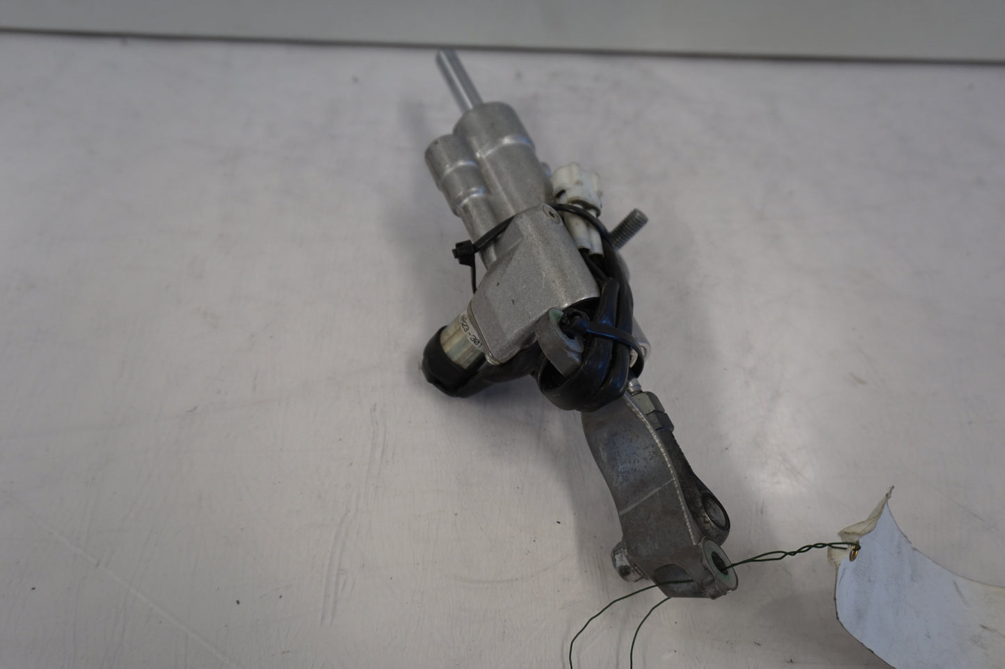 Snett nerifrån på Styrdämpare från en Yamaha YZF 1000 R1 -2009 motorcykel.