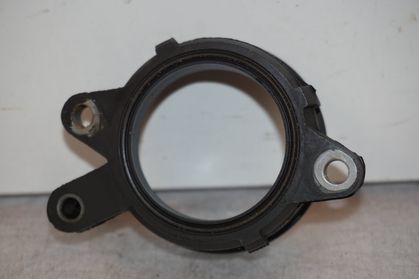 Snett nerifrån på Insug från en BMW R 1100 S -2003 motorcykel.