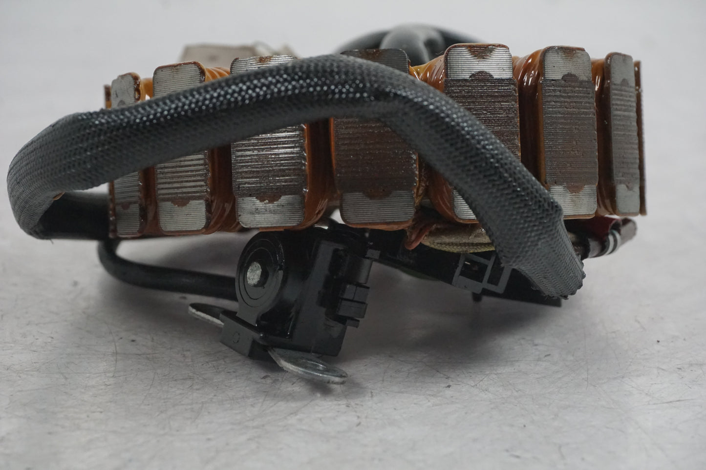 Höger sida på Generator från en Suzuki VL 800 -2004 motorcykel.