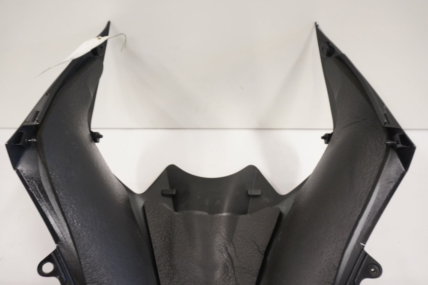 Snett nerifrån på Bensintankskåpa från en Kawasaki ZZ-R 1400 -2007 motorcykel.