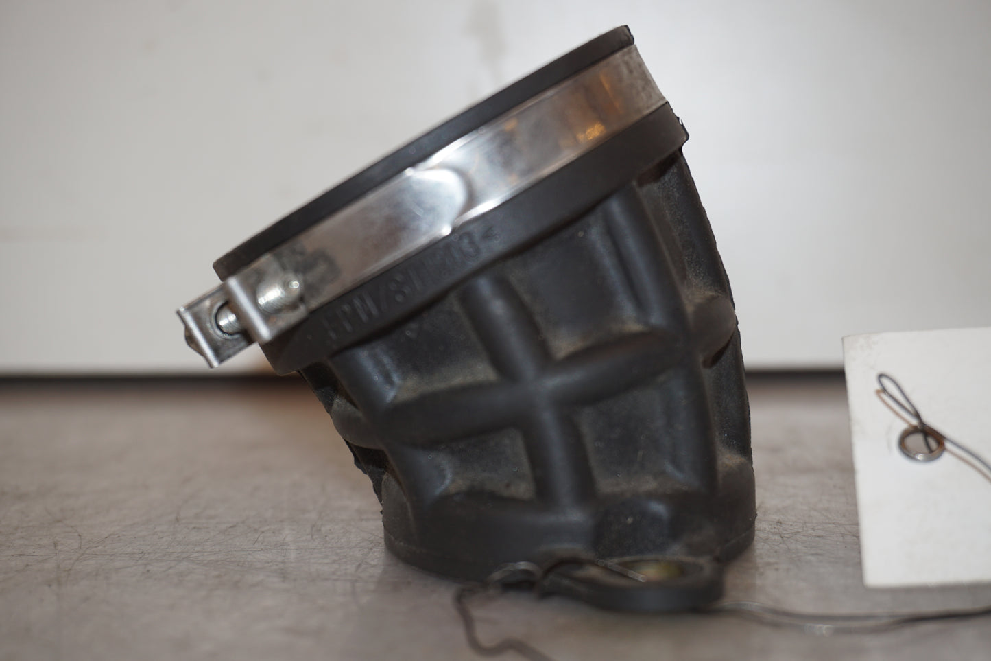 Snett nerifrån på Insug från en BMW F 650 CS -2002 motorcykel.