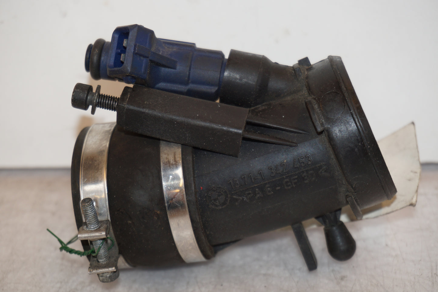 Extrabild1 på Insprutningshållare från en BMW R 850 C -1999 motorcykel.