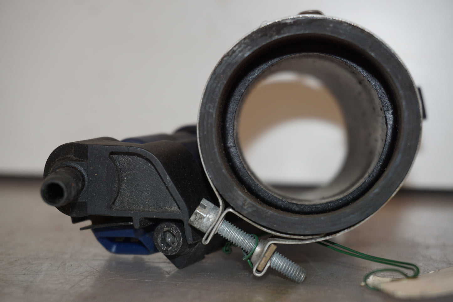 Snett nerifrån på Insprutningshållare från en BMW R 850 C -1999 motorcykel.