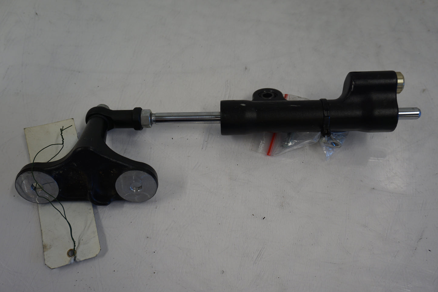 Snett nerifrån på Styrdämpare från en Suzuki GSX 1300 BK -2008 motorcykel.