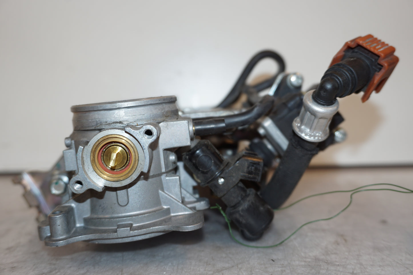 Snett nerifrån på Spjällhus från en Triumph Street Triple R -2011 motorcykel.