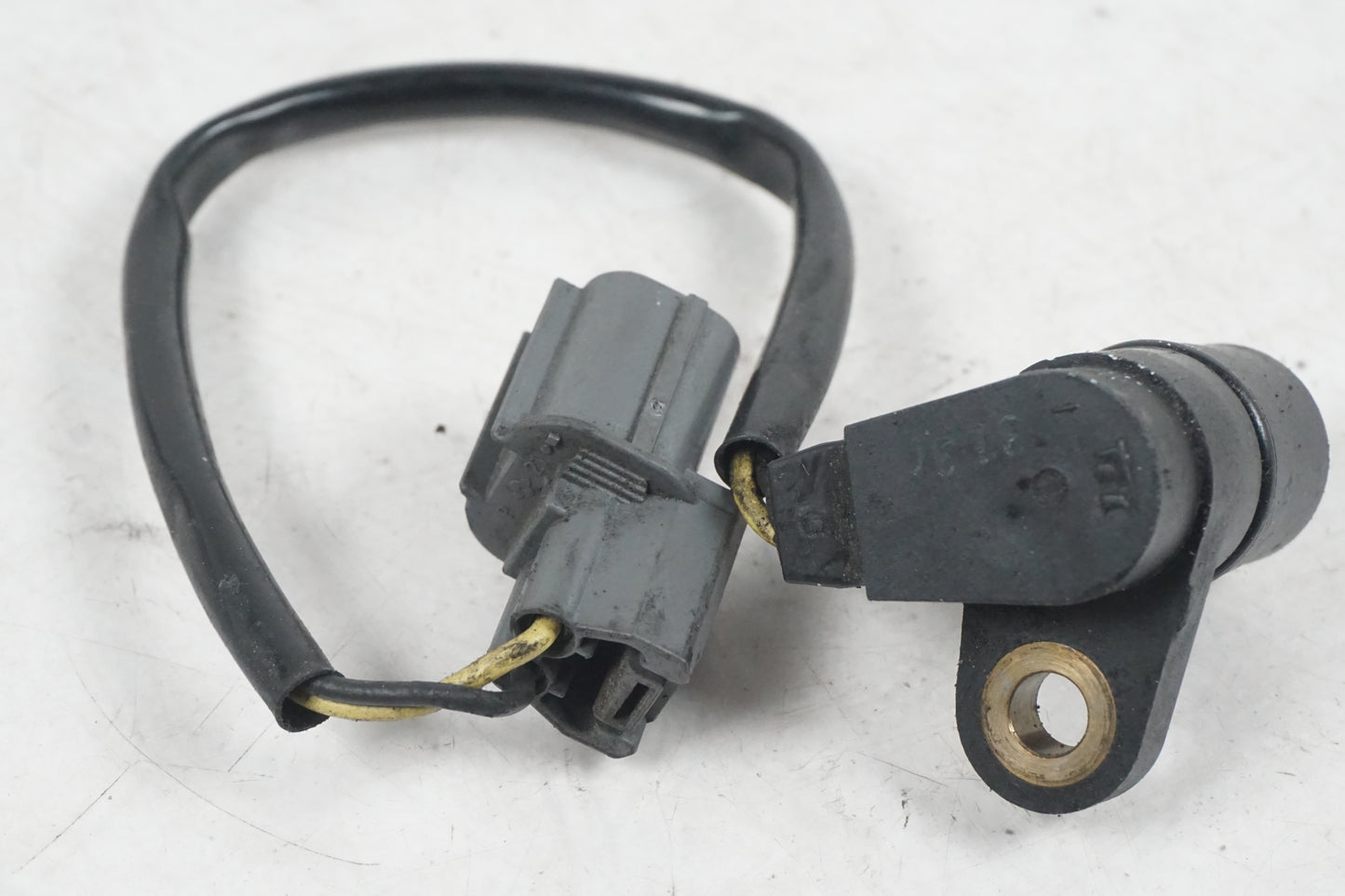 Baksidan på Tändpickup från en Kawasaki Z 1000 -2003 motorcykel.