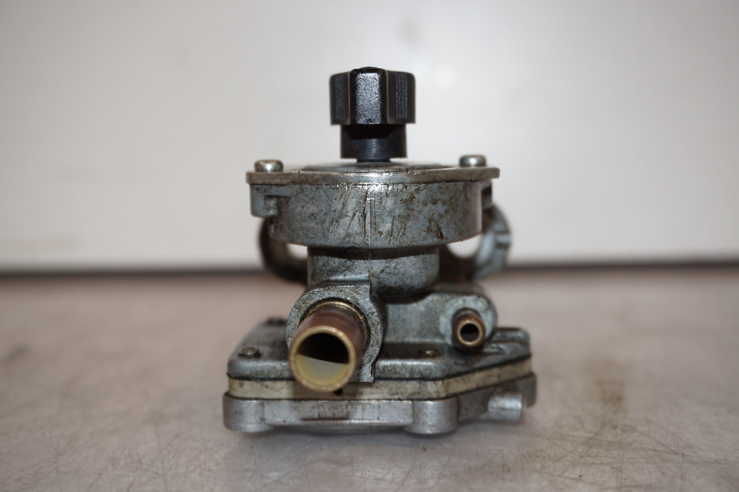 Snett nerifrån på Bensinkran från en Kawasaki ZRX 1100 -1997 motorcykel.