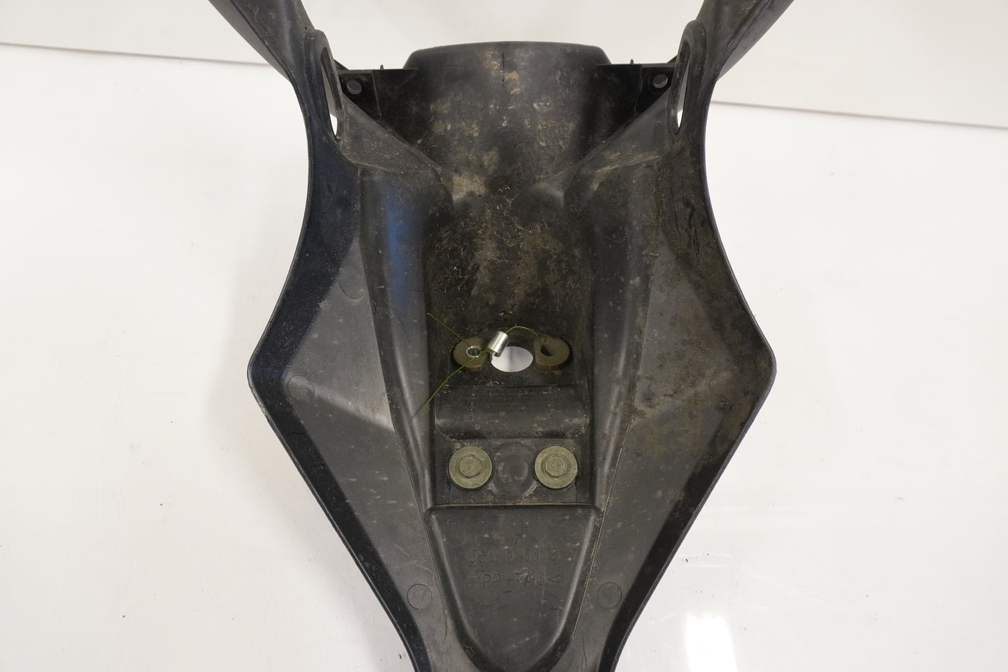 Snett uppifrån på Skylthållare från en Kawasaki Versys 650 -2007 motorcykel.