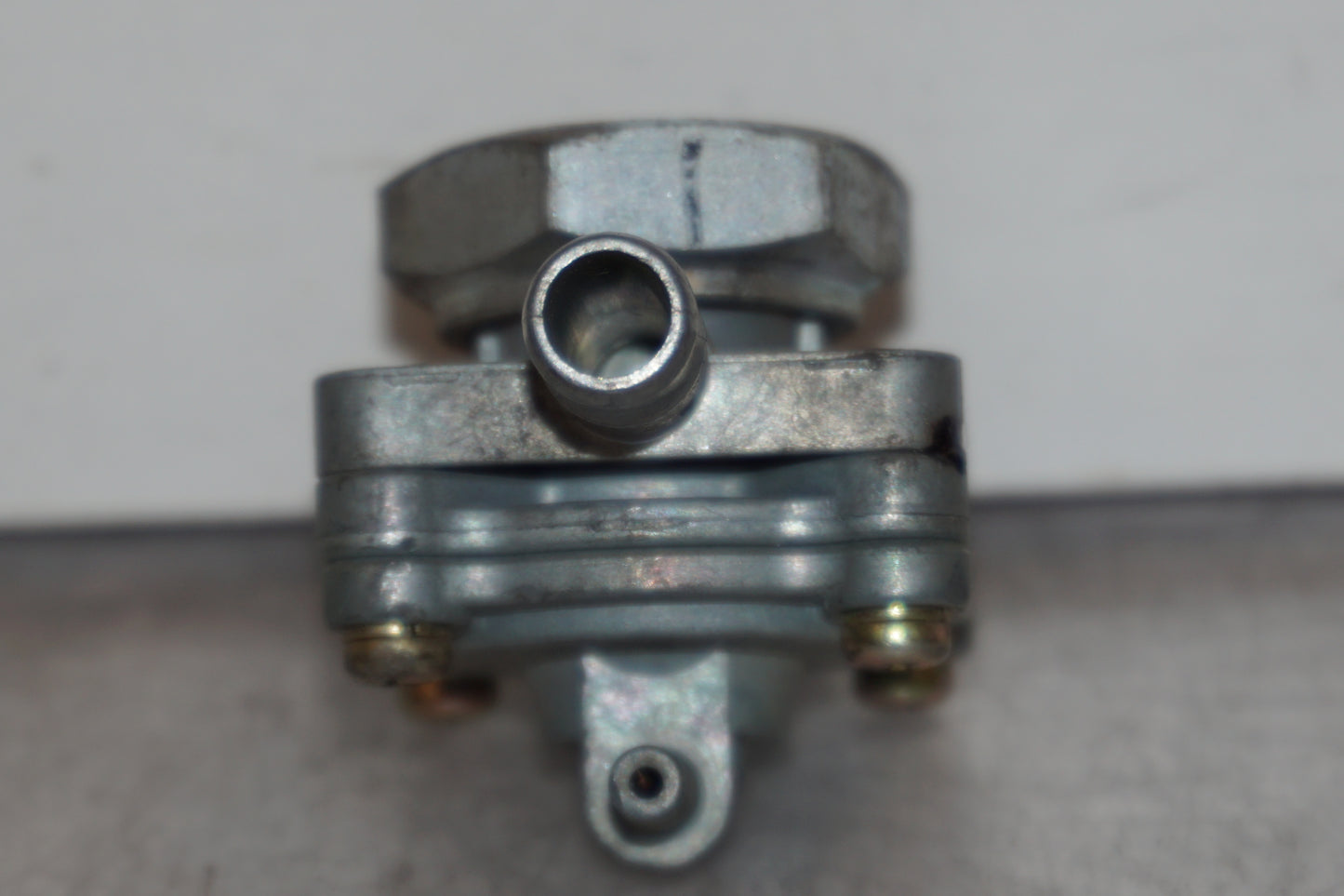 Snett nerifrån på Bensinkran från en Honda XL 650 V -2000 motorcykel.