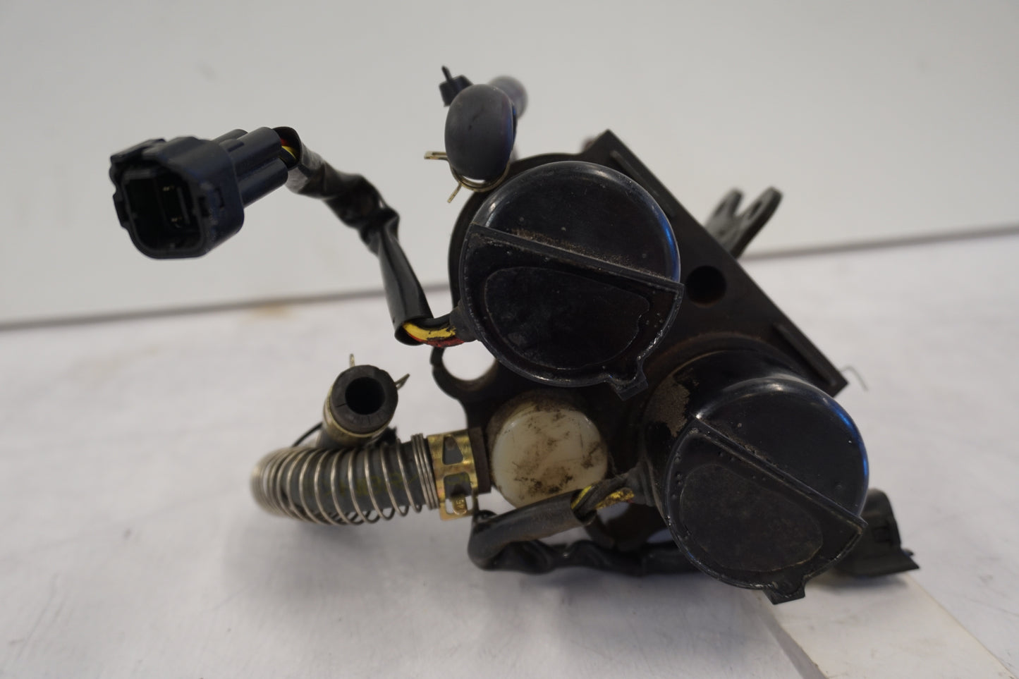 Snett nerifrån på Bensinpump förgasare från en Kawasaki ZZR 1200 -2002 motorcykel.