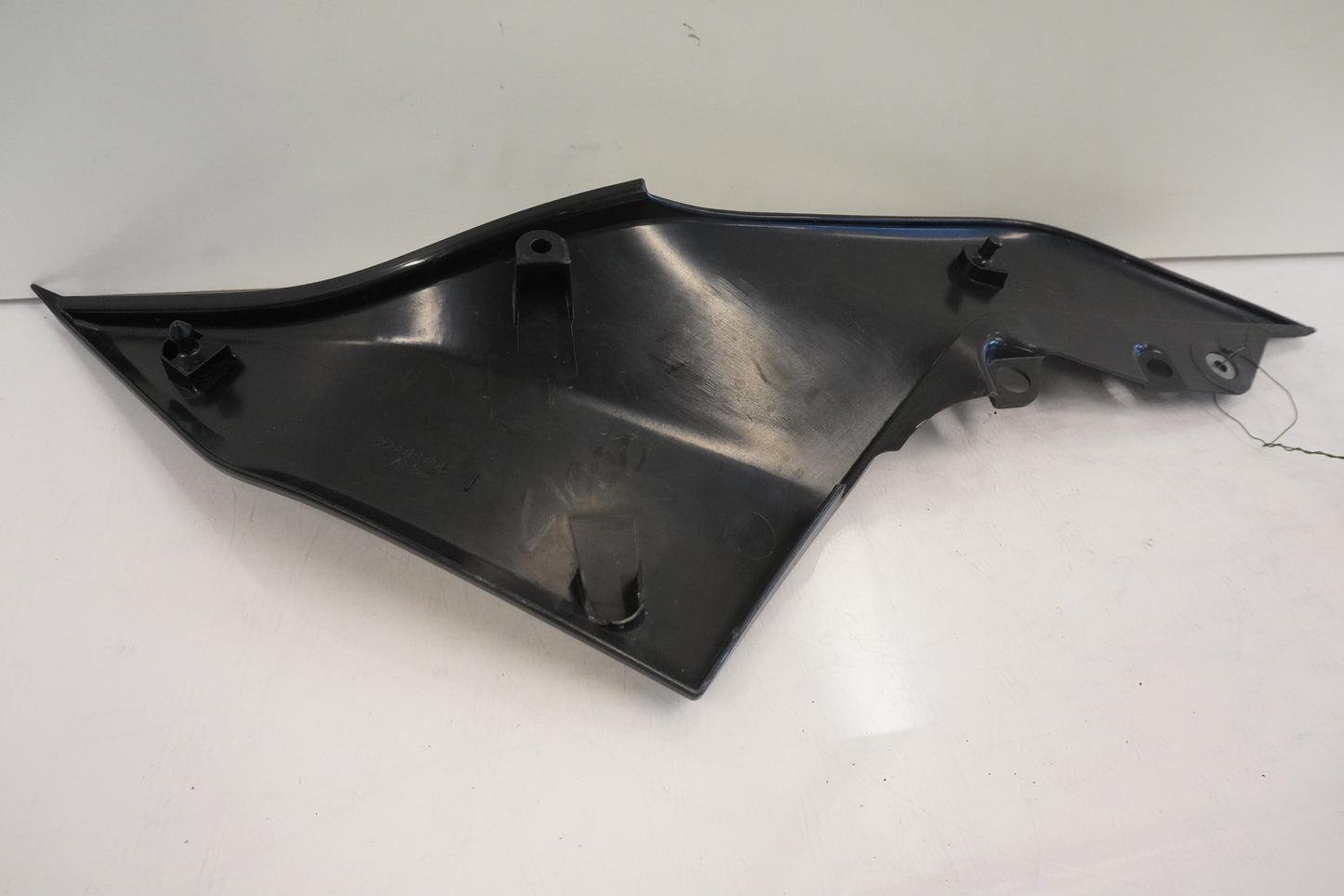 Baksidan på Bensintankskåpa från en Kawasaki Z 1000 -2009 motorcykel.