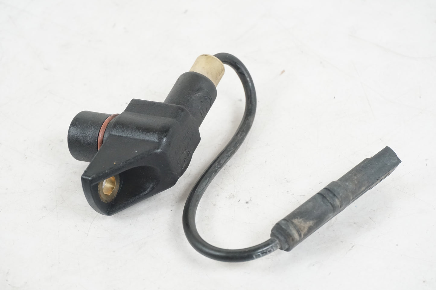 Baksidan på Vevaxelsensor från en BMW F 800 GS -2009 motorcykel.