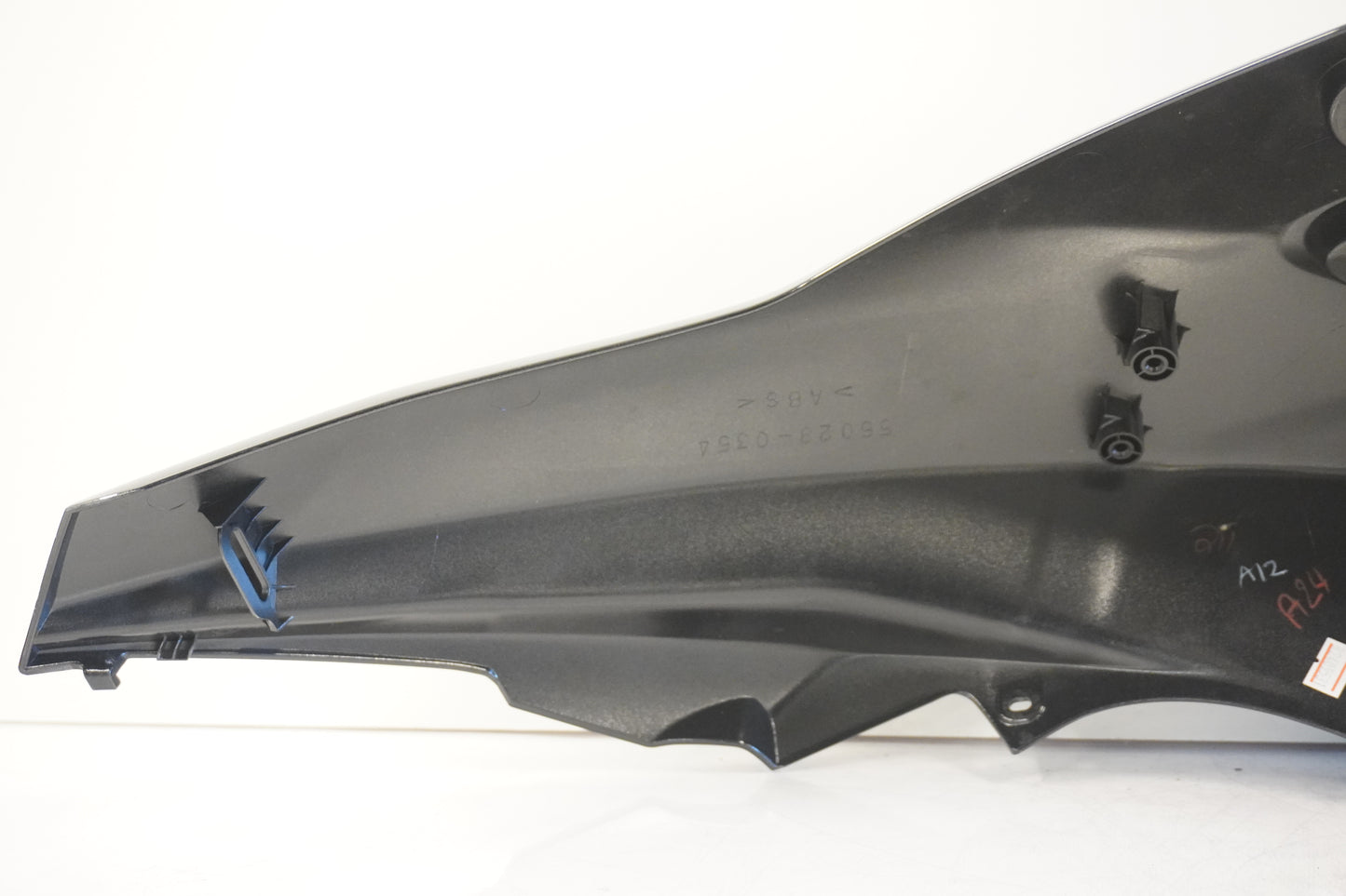 Snett uppifrån på Bensintankskåpa från en Kawasaki Versys 650 -2011 motorcykel.