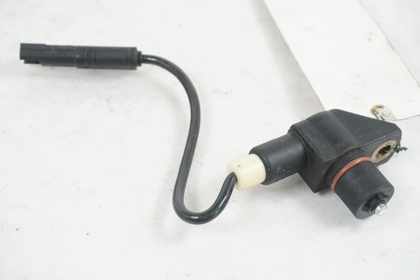 Baksidan på Vevaxelsensor från en BMW F 800 GS -2011 motorcykel.