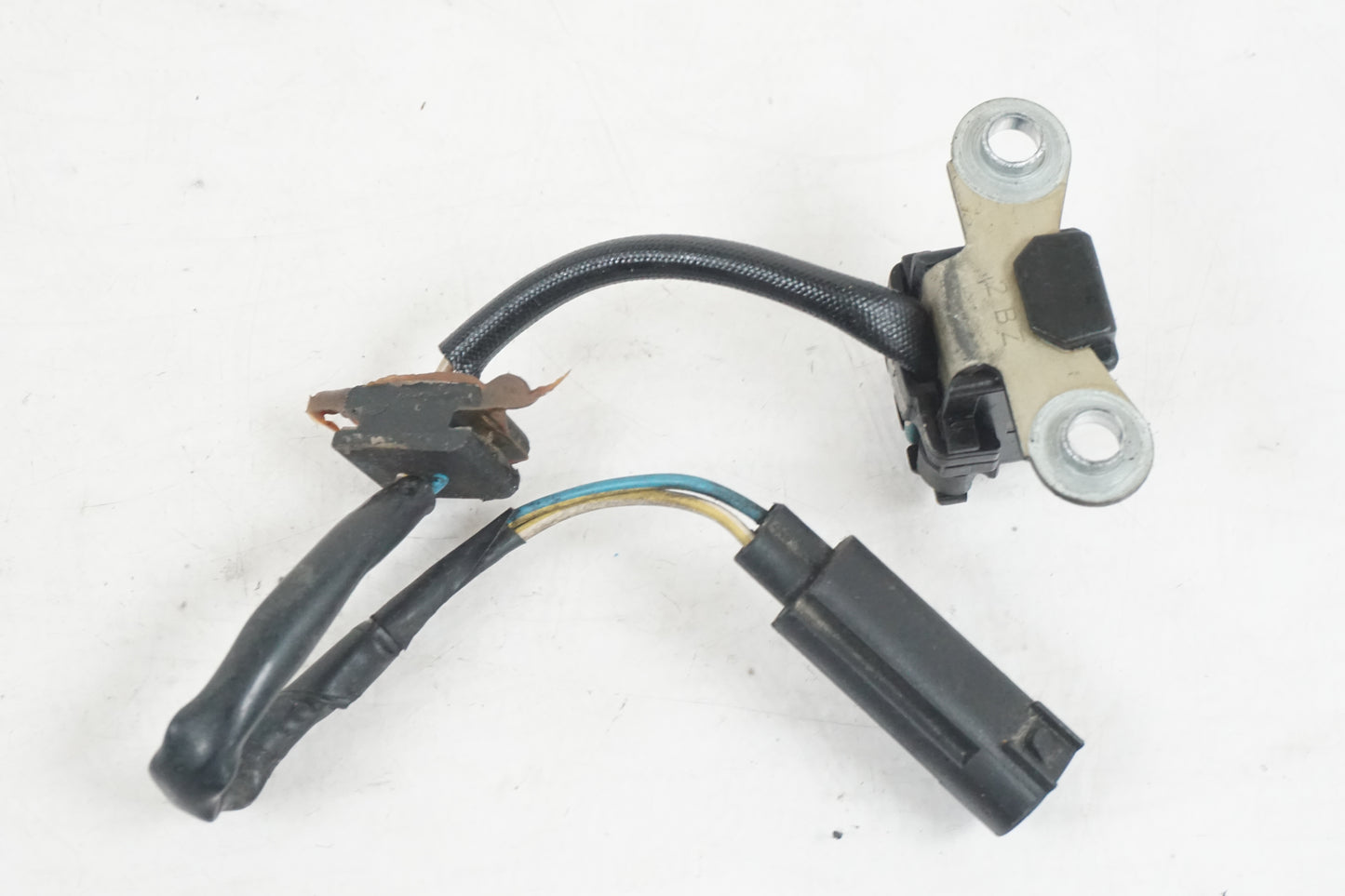 Baksidan på Tändpickup från en BMW F 650 GS -2000 motorcykel.