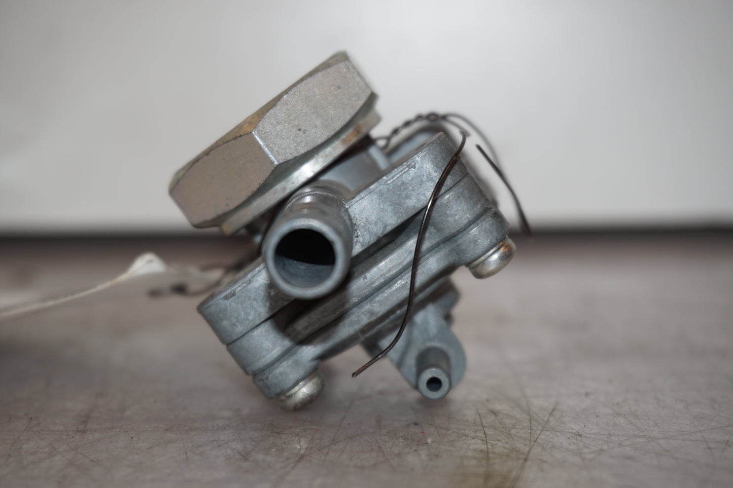 Snett nerifrån på Bensinkran från en Honda XL 650 V -2007 motorcykel.