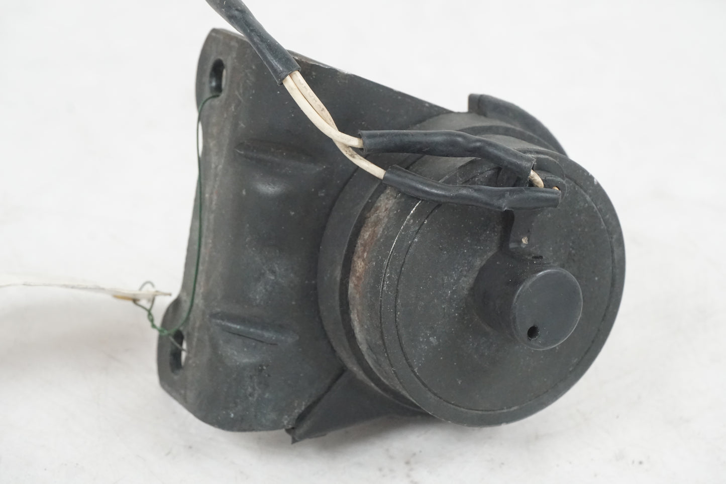 Snett uppifrån på Dekompsolenoid från en Suzuki DR 800 S -1996 motorcykel.