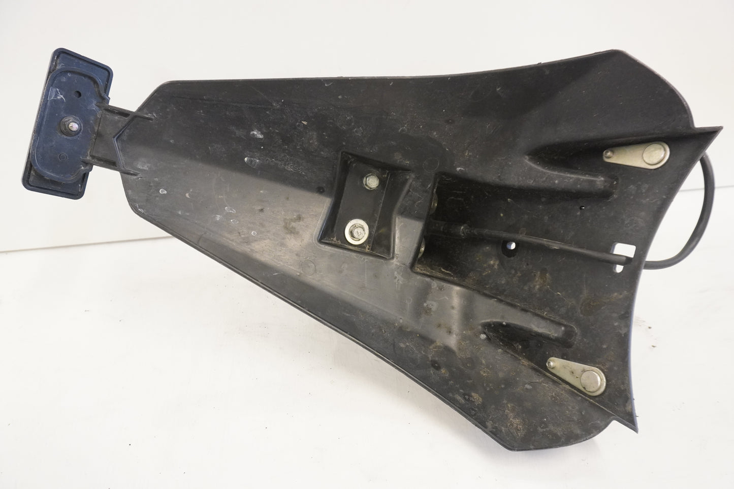 Vänster sida på Skylthållare från en Kawasaki Versys 1000 -2012 motorcykel.