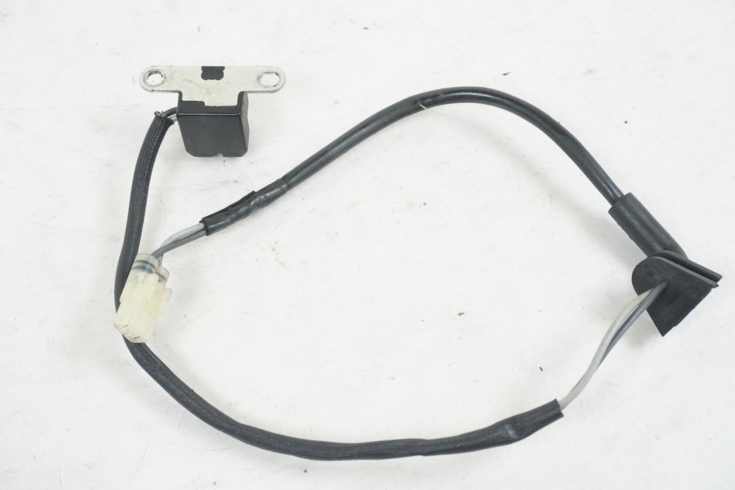 Höger sida på Tändpickup från en Triumph Tiger 800 -2011 motorcykel.