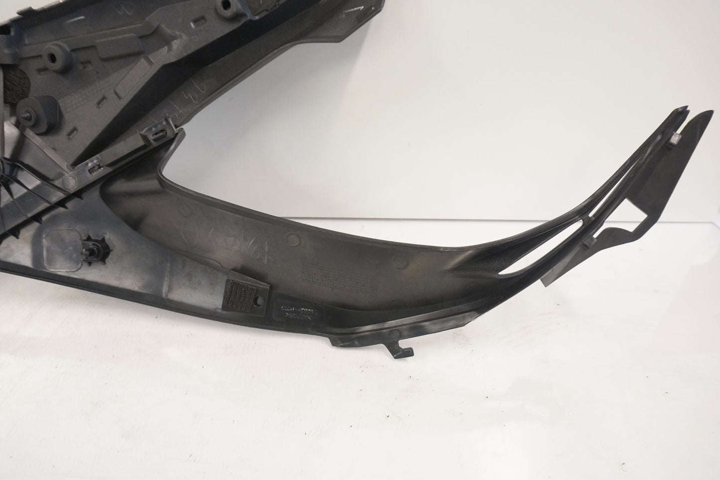 Höger sida på <p>Sidopanel höger från Kawasaki Z 800 ABS 2014.</p>
<p>3 delar, små plast skador finns.</p> motorcykel.