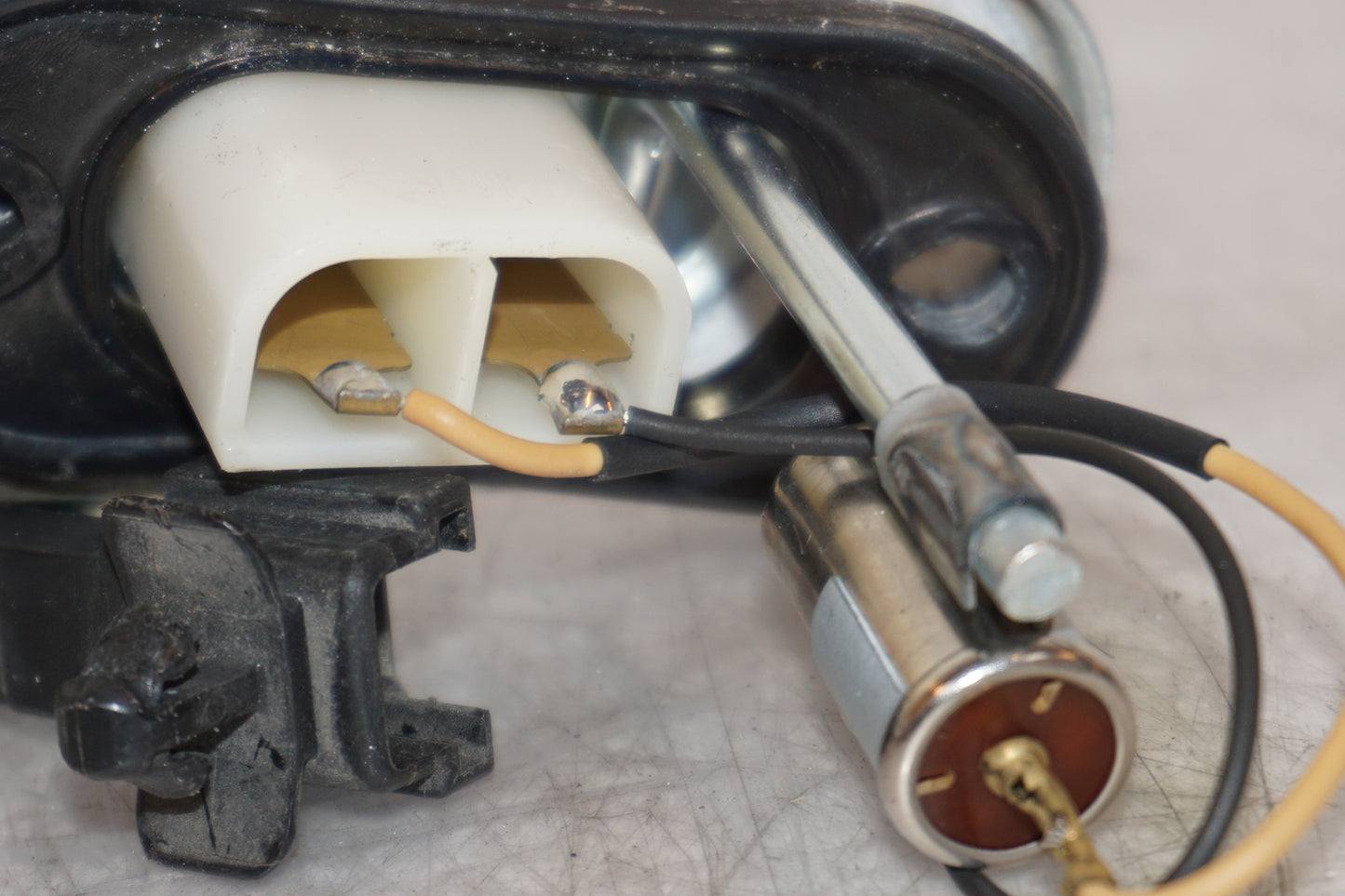 Snett nerifrån på Bensintankgivare från en Yamaha XVS 1300 -2008 motorcykel.