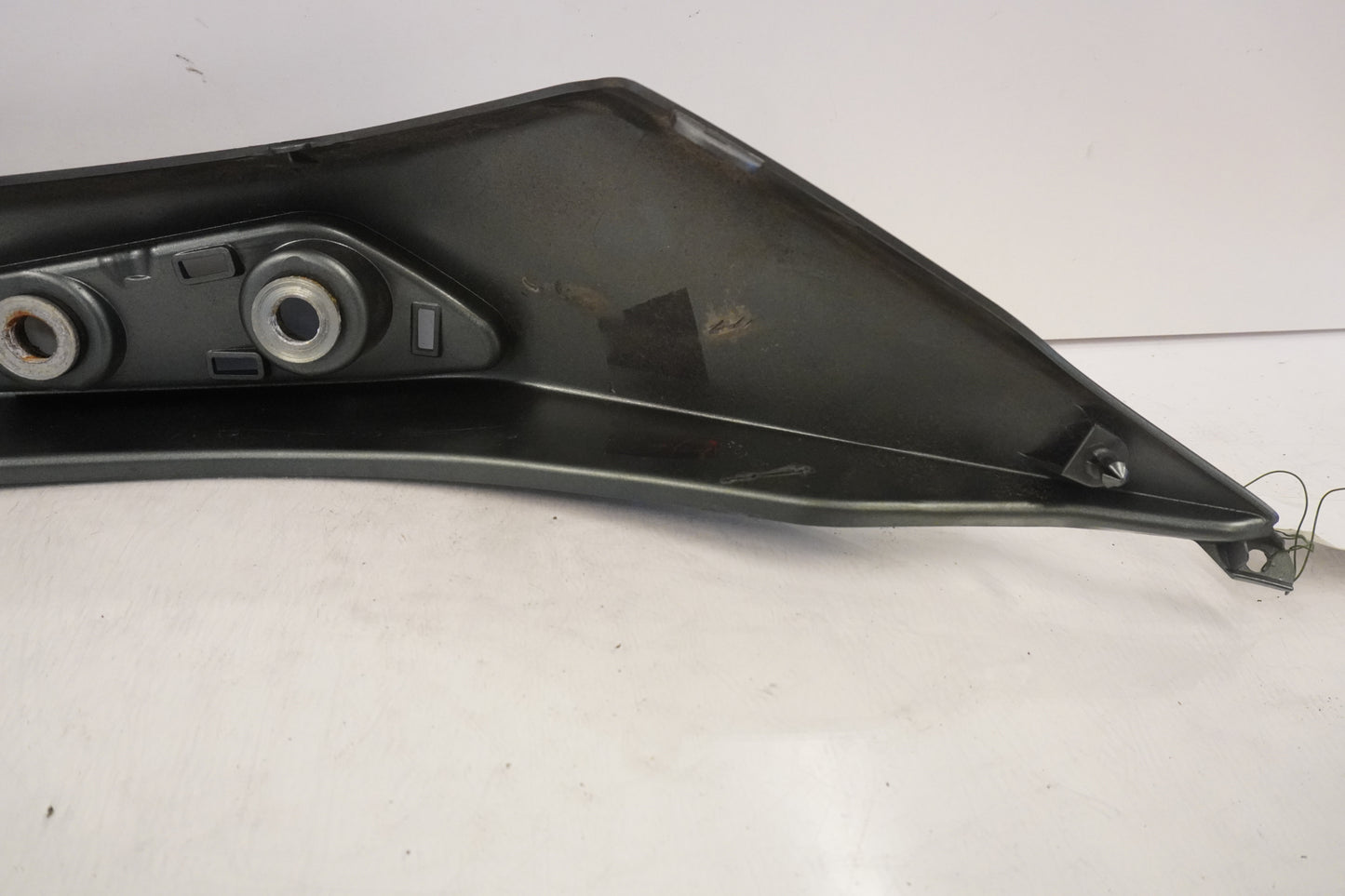 Snett nerifrån på Bakvinge från en Kawasaki ER-6N -2011 motorcykel.