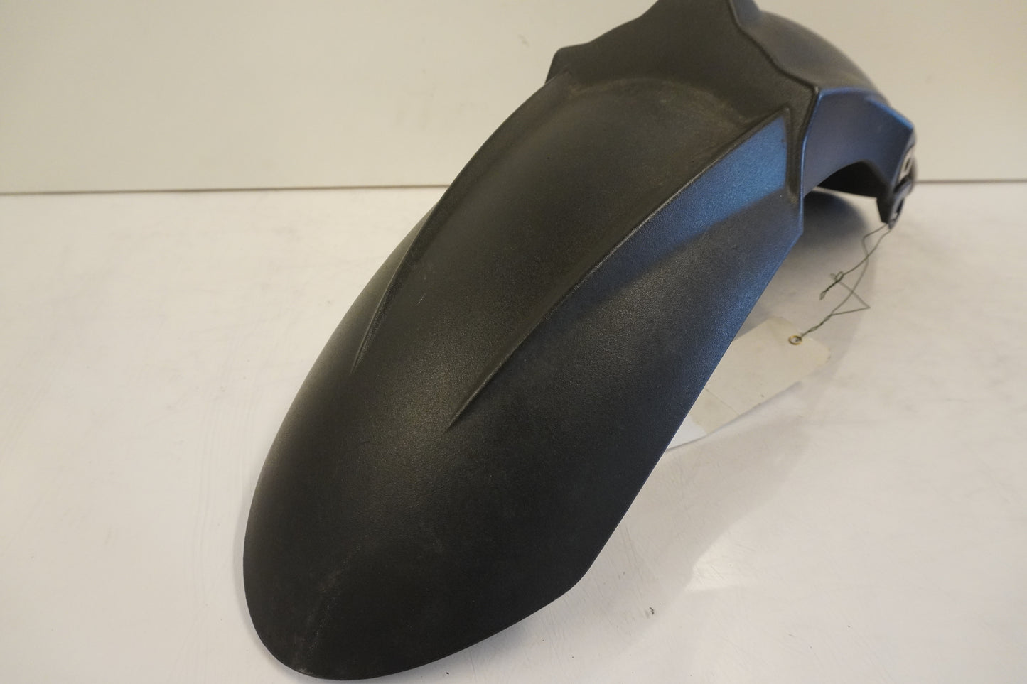 Snett uppifrån på Framskärm från en BMW K 1200 R -2006 motorcykel.