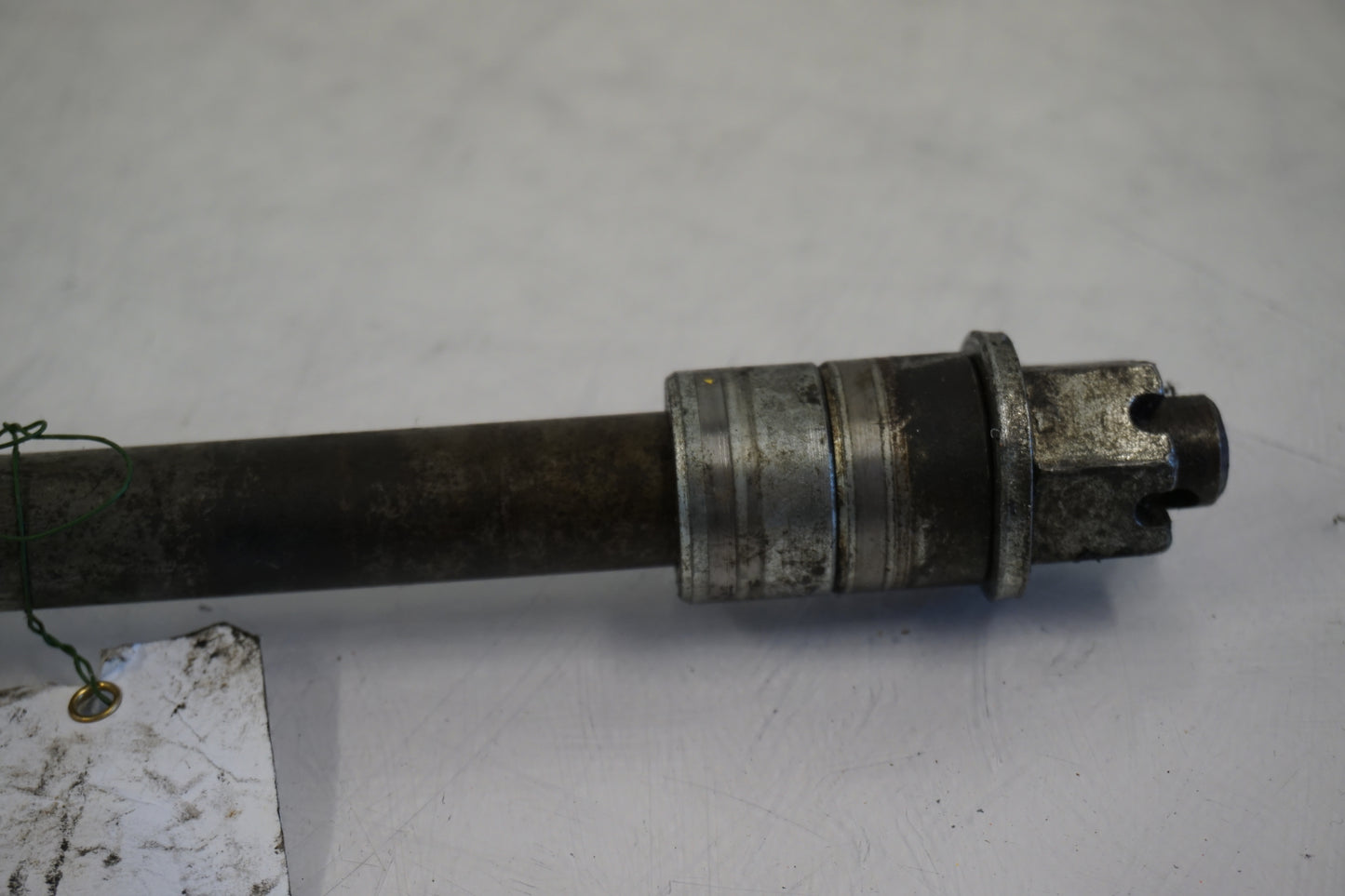 Snett nerifrån på Axel från en H-D Dyna Super Glide FXD -1997 motorcykel.