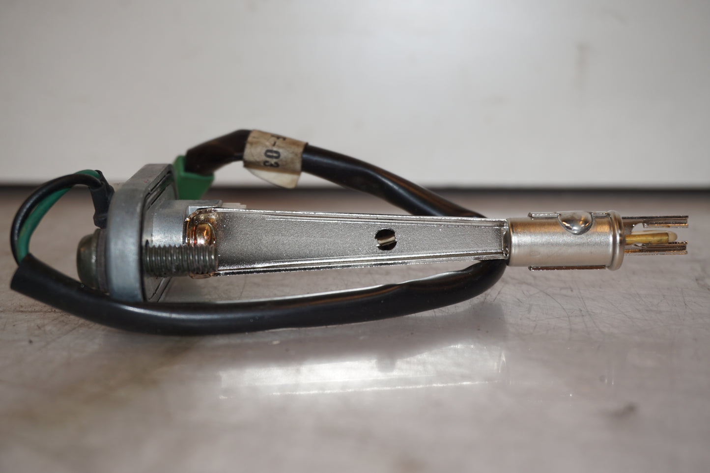 Snett nerifrån på Bensintankgivare från en Yamaha YZF R6 -2001 motorcykel.