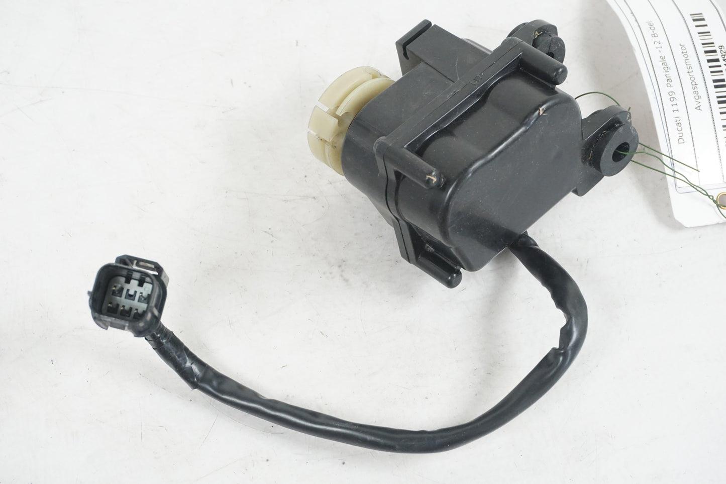 Vänster sida på Avgasspjällmotor från en Ducati 1199 Panigale -2012 motorcykel.