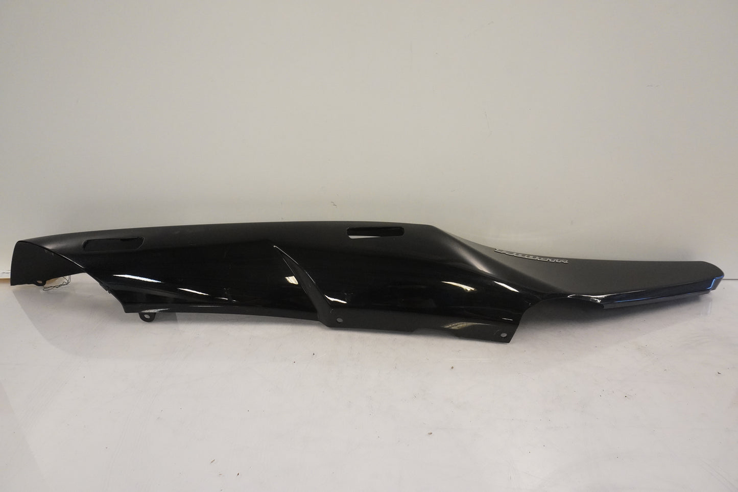 Snett uppifrån på Bakvinge från en Kawasaki GTR 1400 -2008 motorcykel.