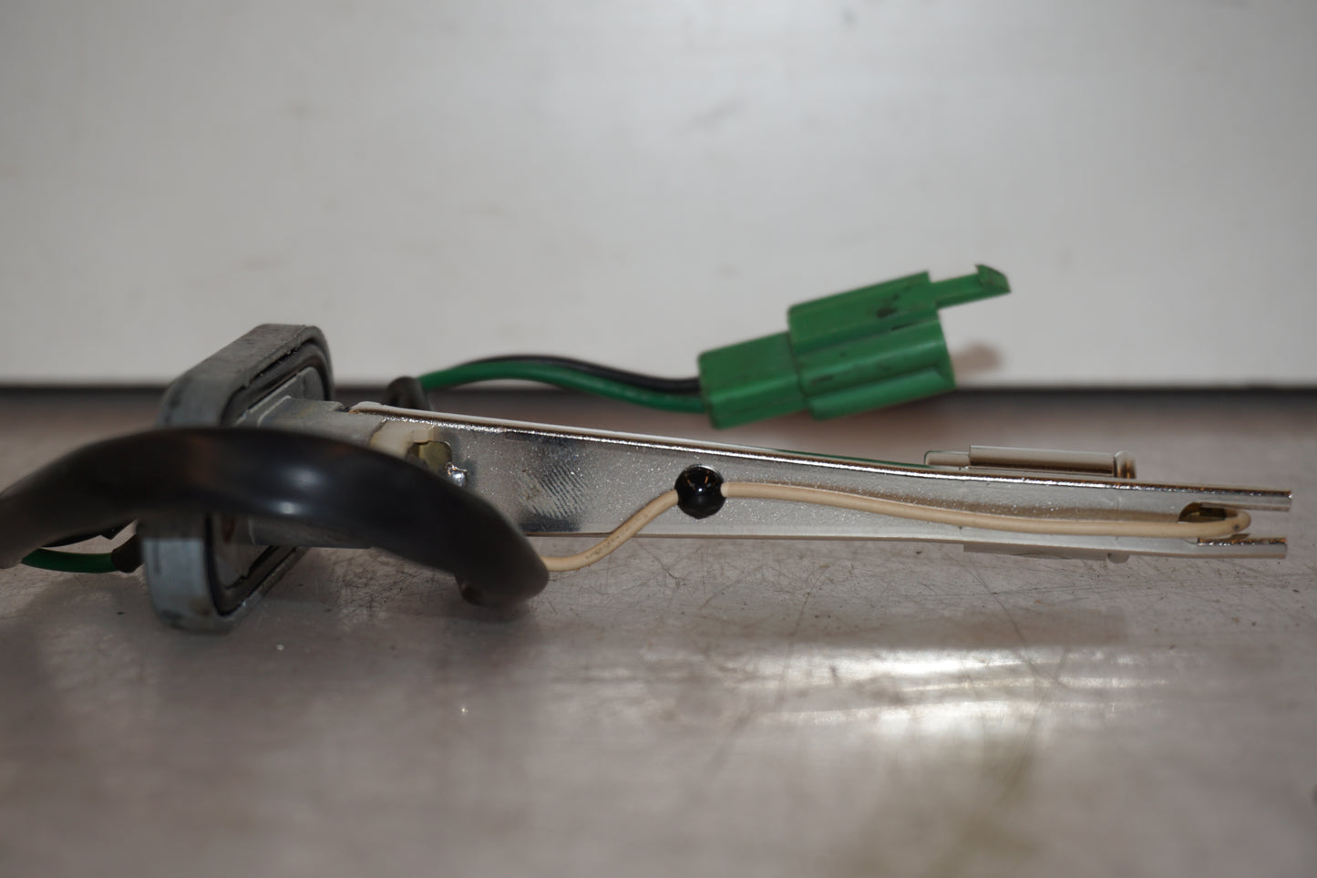 Snett nerifrån på Bensintankgivare från en Yamaha YZF R6 -2000 motorcykel.