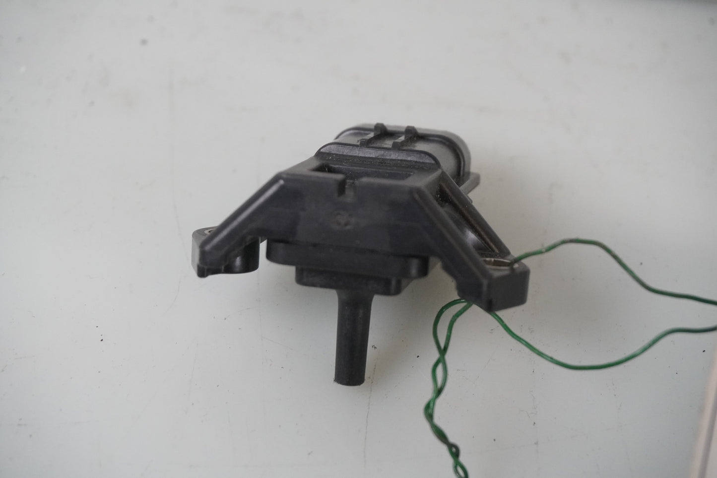 Baksidan på Luftburksgivare från en Yamaha YZF R6 -2007 motorcykel.