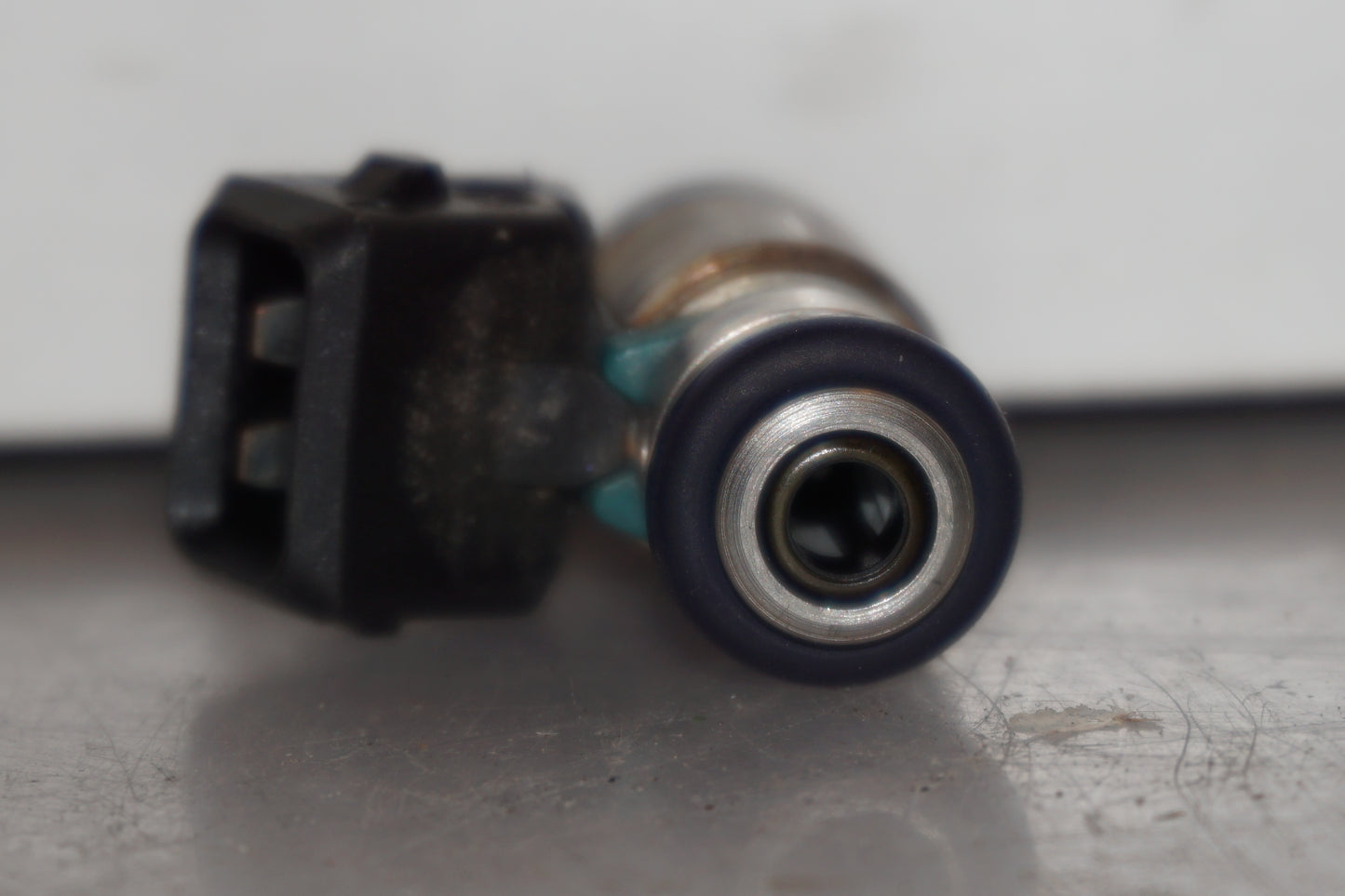 Snett nerifrån på Spridare från en Aprilia RSV 1000 -2010 motorcykel.