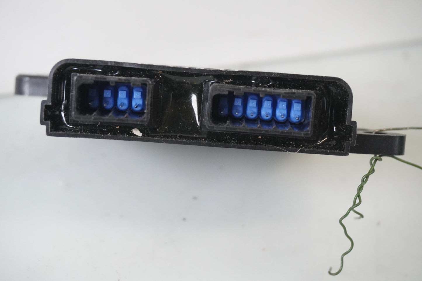 Höger sida på Strålkastarrelä från en Yamaha MT-09 Tracer -2016 motorcykel.