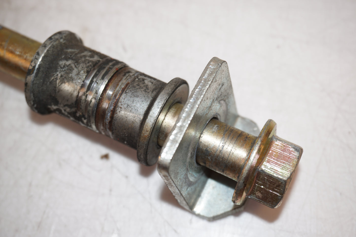 Snett nerifrån på Axel från en Hyosung GT 650 -2006 motorcykel.