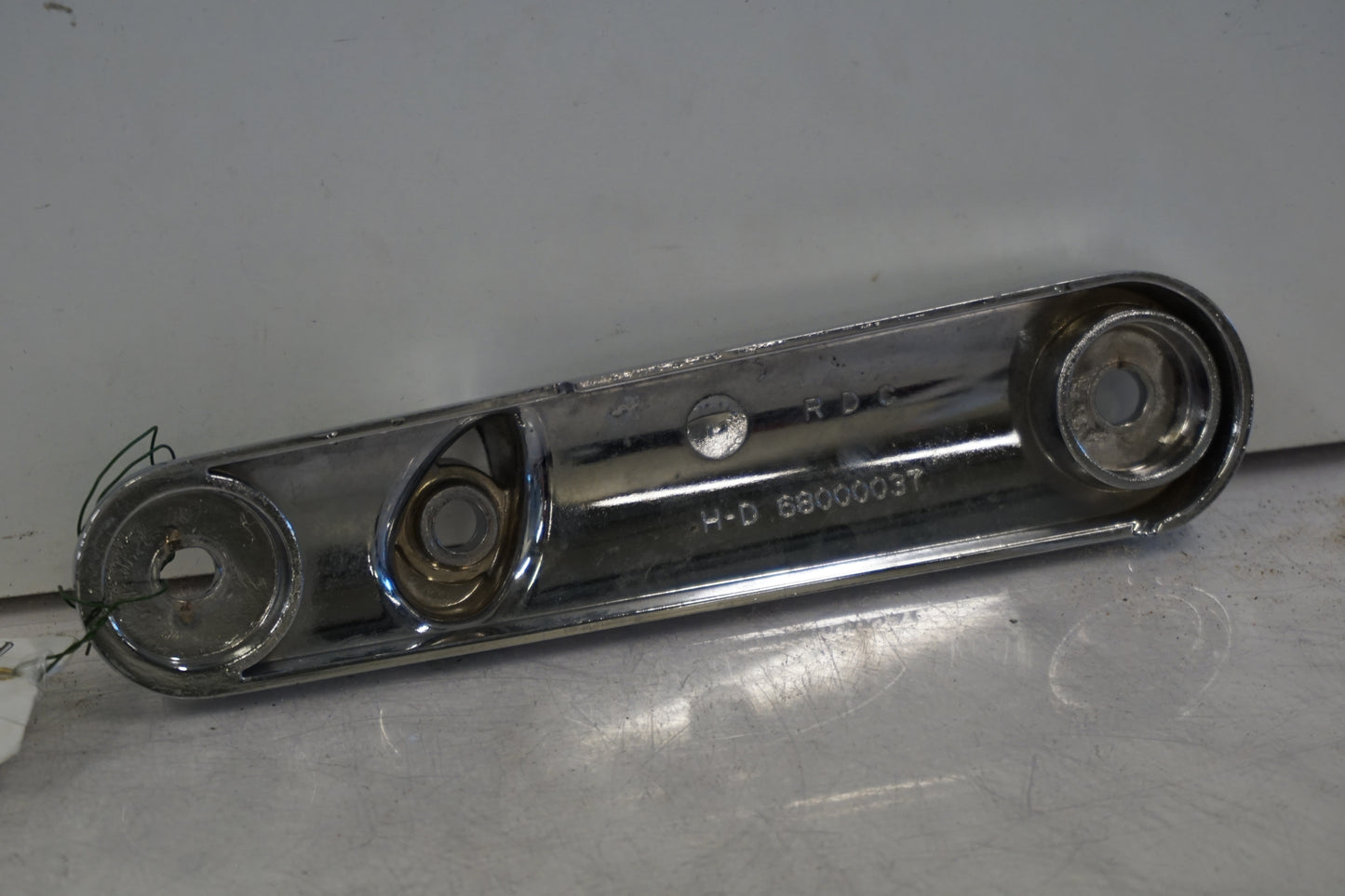 Snett nerifrån på Blinkersfäste från en H-D Street Glide FLHX -2016 motorcykel.