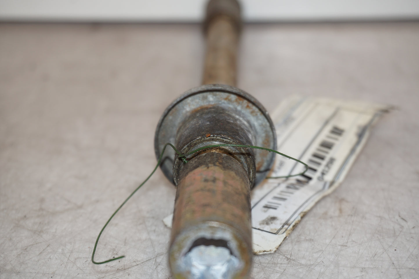 Snett nerifrån på Axel från en Hyosung GT 650 -2006 motorcykel.