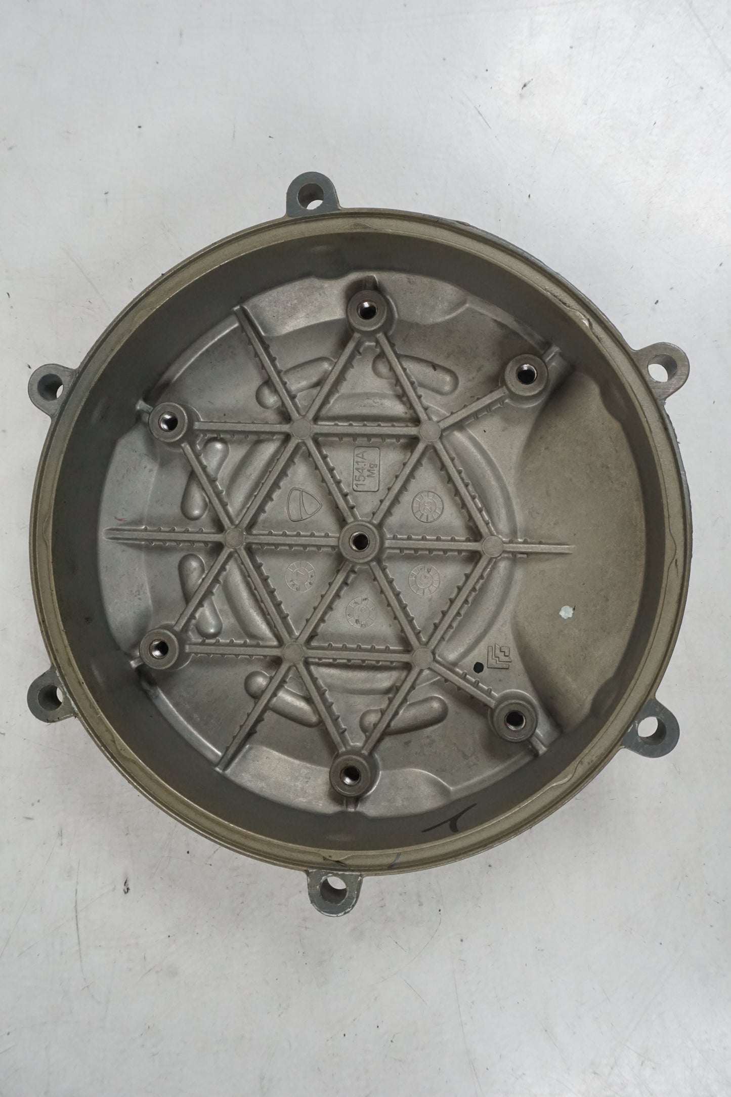 Extrabild2 på Kopplingskåpa från en Ducati Panigale V4S -2023 motorcykel.